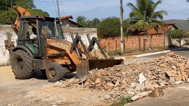 Prefeitura de Marzagão realiza ação de limpeza com retirada de entulhos em toda a cidade