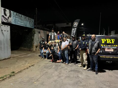 Exposição de carros antigos arrecada alimentos e PRF entrega doações em Catalão
