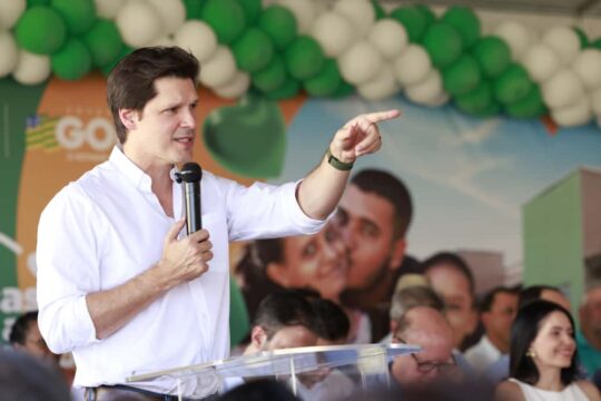 Daniel Vilela reforça investimentos em rodovias e entrega moradias em municípios da região da estrada de ferro