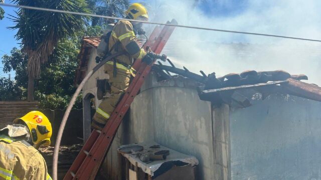Idosos são resgatados após incêndio em residência provocado por velas em Ipameri