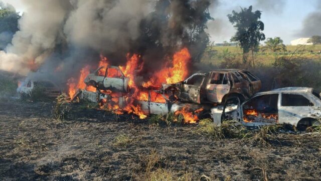 Incêndio de grande proporção atinge depósito de veículos apreendidos da Polícia Civil em Catalão