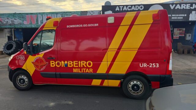Mulher fica ferida após colisão entre carro e moto na Avenida Doutor Lamartine, em Catalão