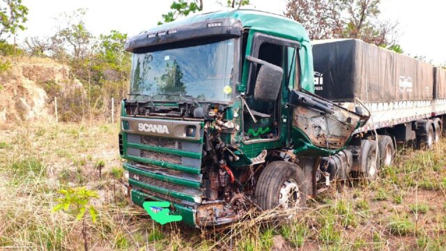 Motorista fica gravemente ferido em colisão frontal entre carro e caminhão na MG-190, em Abadia dos Dourados