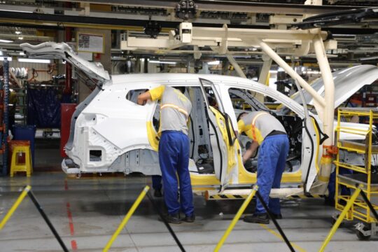 Fabricação de veículos em Goiás puxa alta da indústria em agosto