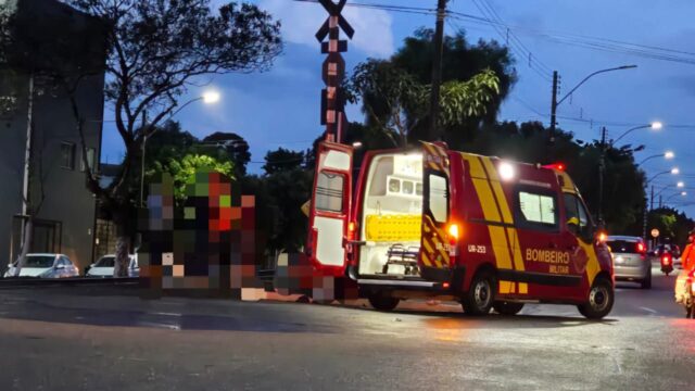 Motociclista fica ferida após colisão com carro em cruzamento durante chuva em Catalão