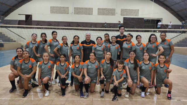 Projeto de vôlei da ABECAT incentiva meninas à prática esportiva em Ouvidor
