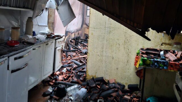 Incêndio em residência deixa um homem morto e uma mulher ferida em Indianópolis