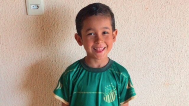 Família realiza rifa solidária para comprar aparelho auditivo para menino de 9 anos em Catalão