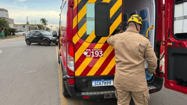 Mulher fica ferida após colisão entre carro e moto em cruzamento de Catalão