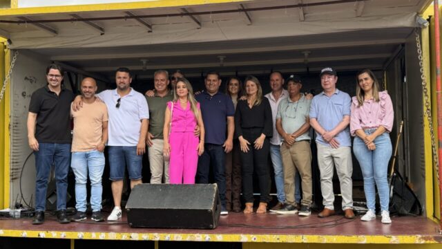 Ouvidor celebra 72 anos com inauguração da nova Praça do Bosque, entrega de van e show da banda Garotos 100%