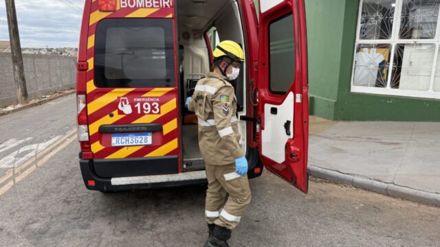 Mulher fica ferida em acidente entre moto e caminhonete em Catalão