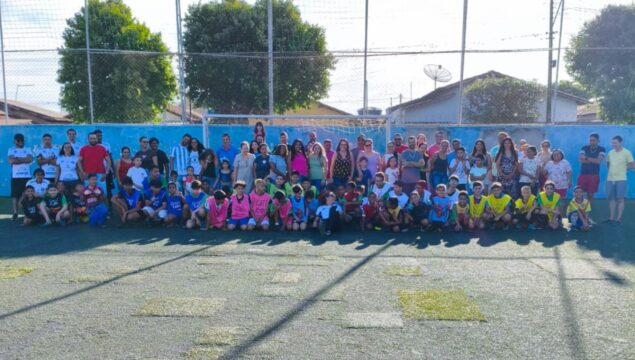 Associação AmarElo realiza ação especial na escolinha Bola Cheia e reforça valores humanos através do esporte