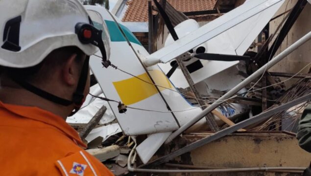 Bombeiros atendem ocorrência de queda de avião sobre residência em Goiânia
