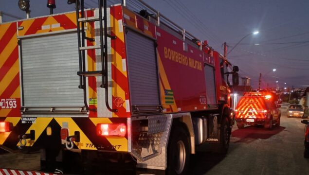 Bombeiros são acionados após princípio de incêndio em residência no bairro Parque das Mangueiras, em Catalão