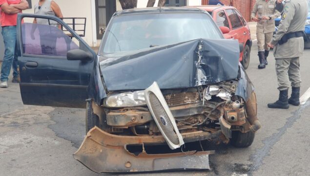Homem perde o controle do carro, atropela e mata cachorro antes de bater em poste e veículo estacionado, em Catalão