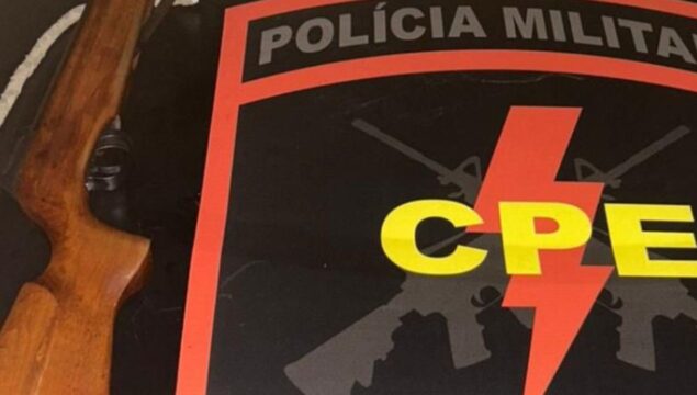 Homem é levado para a delegacia após PM localizar carabina modificada em residência em Catalão