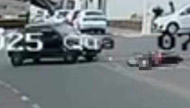 Câmera de segurança flagra momento de colisão entre carro e moto em cruzamento de Catalão