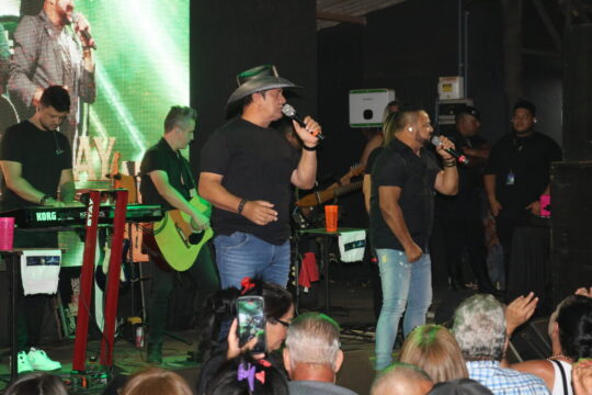 Renan e Ray emocionam fãs em Catalão com noite de música e romantismo no Fogão de Lenha