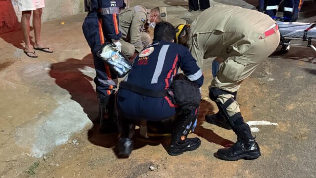 Jovem de 26 anos fica ferido ao despencar de sacada de sobrado em Catalão