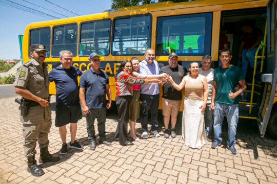Prefeitura de Três Ranchos apresenta novo ônibus escolar para reforçar transporte de alunos