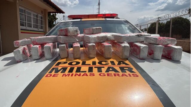 Mulher é presa transportando 19 barras de maconha em ônibus na MG-188, em Coromandel
