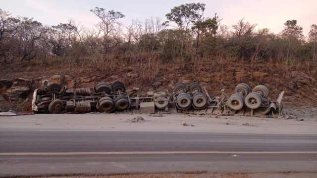 Carreta tomba na BR-414 em Corumbá de Goiás e motorista morre no local