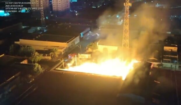 Fogo mobilizou 15 bombeiros e cinco viaturas durante a madrugada; não houve vítimas
