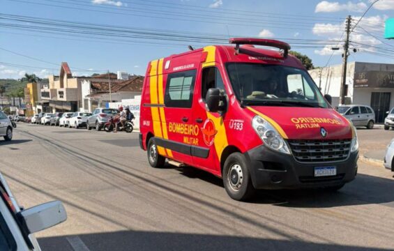 Mãe e filha ficam feridas após colisão entre carro e moto em Catalão