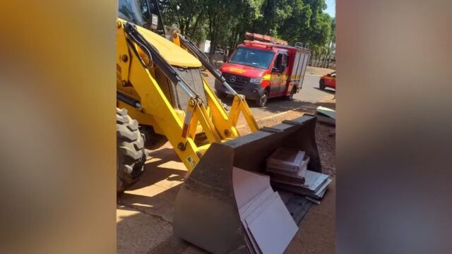 Dois trabalhadores ficam feridos após serem atingidos por pá carregadeira em Uberlândia