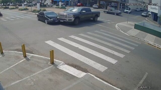 Câmera registra colisão entre caminhonete e carro no centro de Catalão; VÍDEO