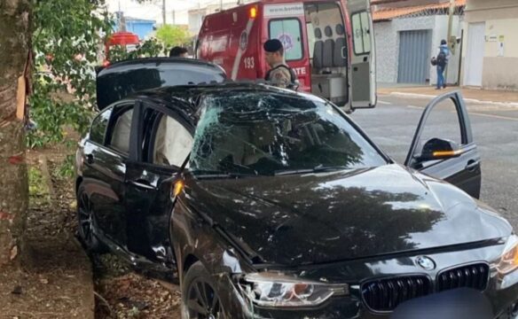 Carro colide com árvore e deixa um ferido na manhã desta sexta-feira em Araguari
