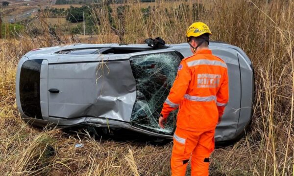 Carro capota no Anel Viário Ayrton Senna, em Uberlândia, e deixa duas mulheres feridas