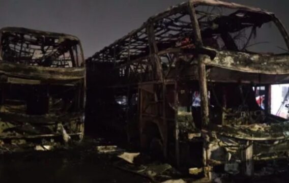 Incêndio destrói dois ônibus e uma caminhonete durante a madrugada em Uberlândia