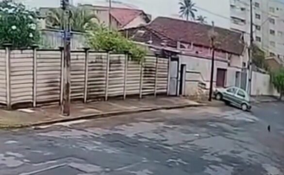 Motorista perde o controle do carro após tampa de bueiro soltar e colide contra muro em Uberlândia