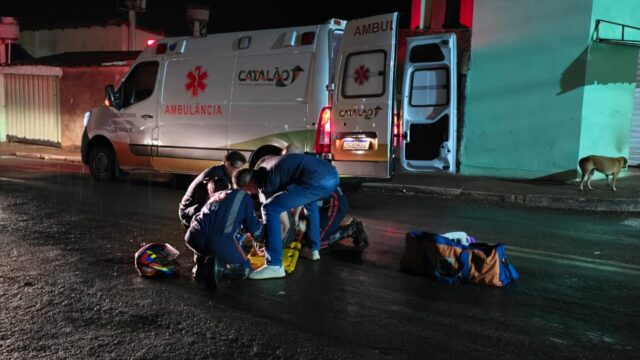 Motociclista sofre queda e fica ferido após acidente em cruzamento no bairro Nossa Senhora de Fátima, em Catalão