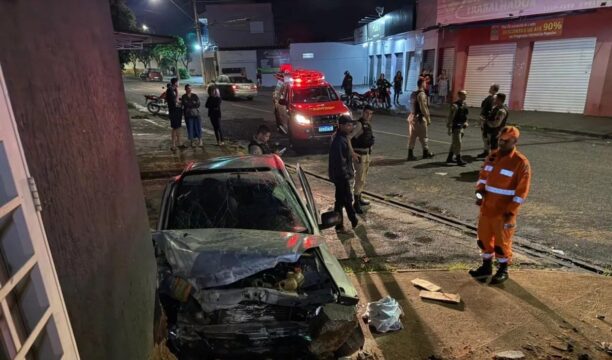 Homem fica ferido após bater carro em comércio durante fuga de tentativa de homicídio em Uberlândia