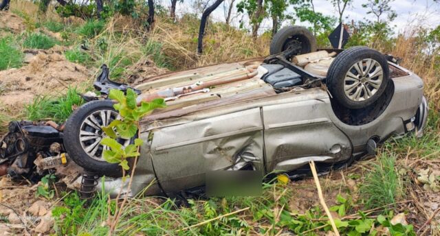 Dois homens morrem após carro capotar na MG-190, em Monte Carmelo