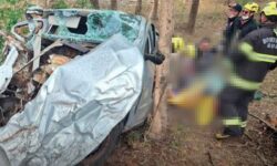 Acidente entre dois carros e carreta mata mulher e deixa outros 7 feridos na GO-080 Acidente entre dois carros e carreta mata mulher e deixa outros 7 feridos na GO-080