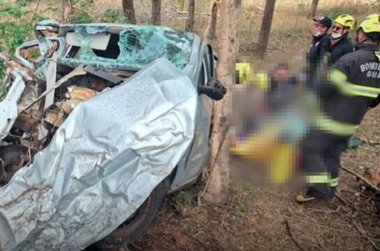 Acidente entre dois carros e carreta mata mulher e deixa outros 7 feridos na GO-080