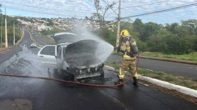 Carro pega fogo em via movimentada de Uberlândia; ninguém ficou ferido