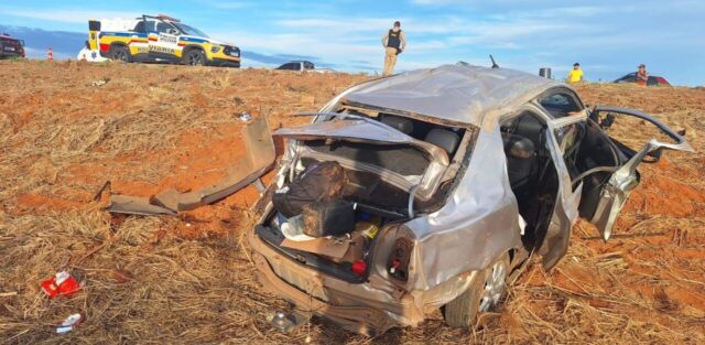 Carro capota e deixa quatro pessoas feridas, incluindo criança, na MGC-452, em Tupaciguara