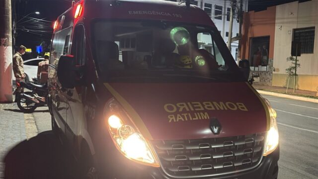 Colisão entre motos deixa motociclista ferido no centro de Catalão