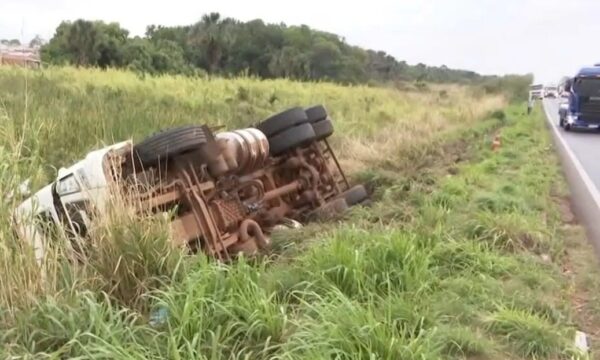 Caminhão carregado de areia tomba na BR-050, em Uberlândia