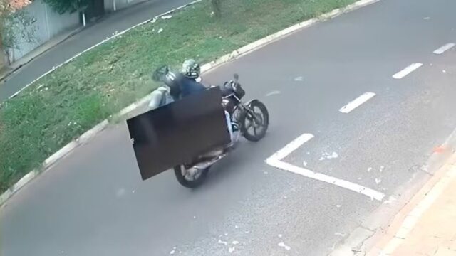 Criminosos arrombam casa e fogem de moto levando televisão em Uberlândia