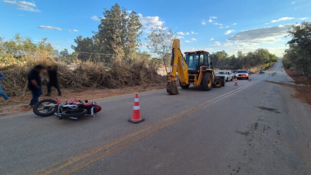 Motociclista fica ferido após colidir em retroescavadeira durante obras na MG-188 em Coromandel