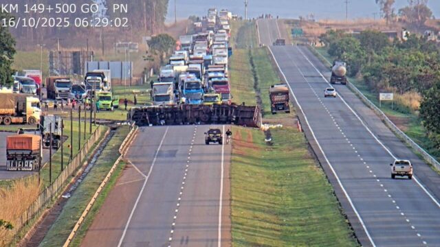 Carreta tomba na BR-050 e interdita pista no sentido Brasília–Catalão; dois ficam gravemente feridos