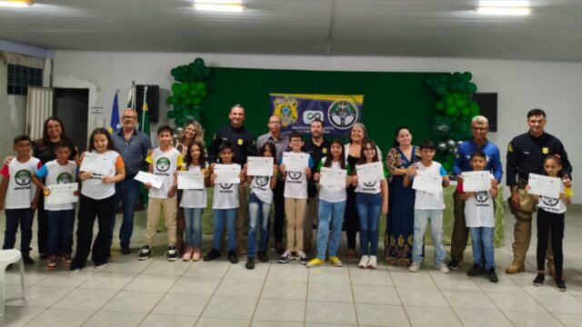 Em Goiandira, PRF realiza formatura de 27 alunos pelo projeto Pequeno Aprendiz no Trânsito