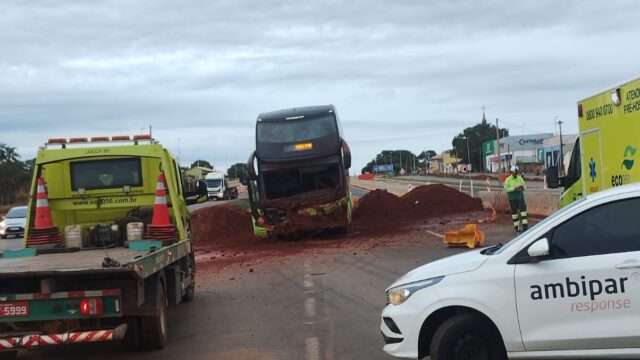 Ônibus colide em talude em trecho em obras da BR-050, no perímetro urbano de Catalão
