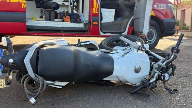 Três pessoas ficam feridas em acidente entre carro e moto no bairro Santa Cruz, em Catalão