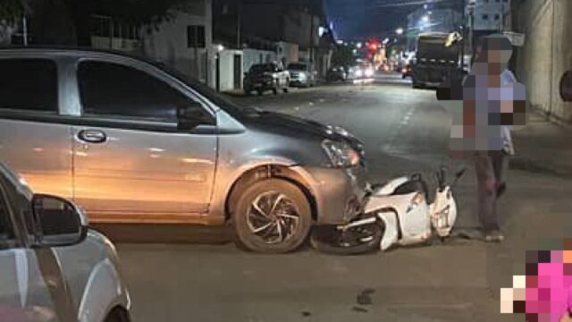 Jovem fica ferida após acidente entre carro e moto no bairro Nossa Senhora de Fátima